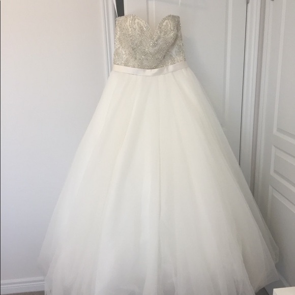 Wedding Dress - Allure 9055 - Picture 2 of 6